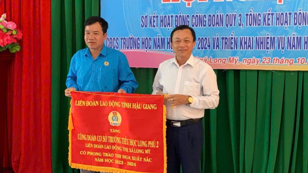 Chu tich LDLD tinh Hau Giang Le Cong Khanh (phai) trao 