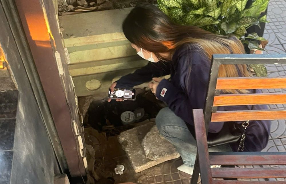 Sau khi lắp đồng hồ mới, nhân viên thu tiền nước của Công ty CP Nước sạch Thái Bình nhiều ngày liền đến tự ý kiểm tra, chụp ảnh để báo cáo cấp trên. Ảnh: Người dân cung cấp