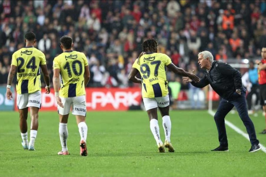 Fenerbahce la cau lac bo thu nam Mourinho dan dat doi dau Man United. Anh: Fenerbahce