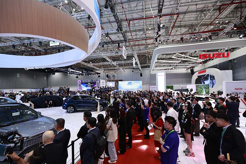 Vietnam Motor Show 2024 attracts the attention of many car enthusiasts. Photo: Phuong Nguyen