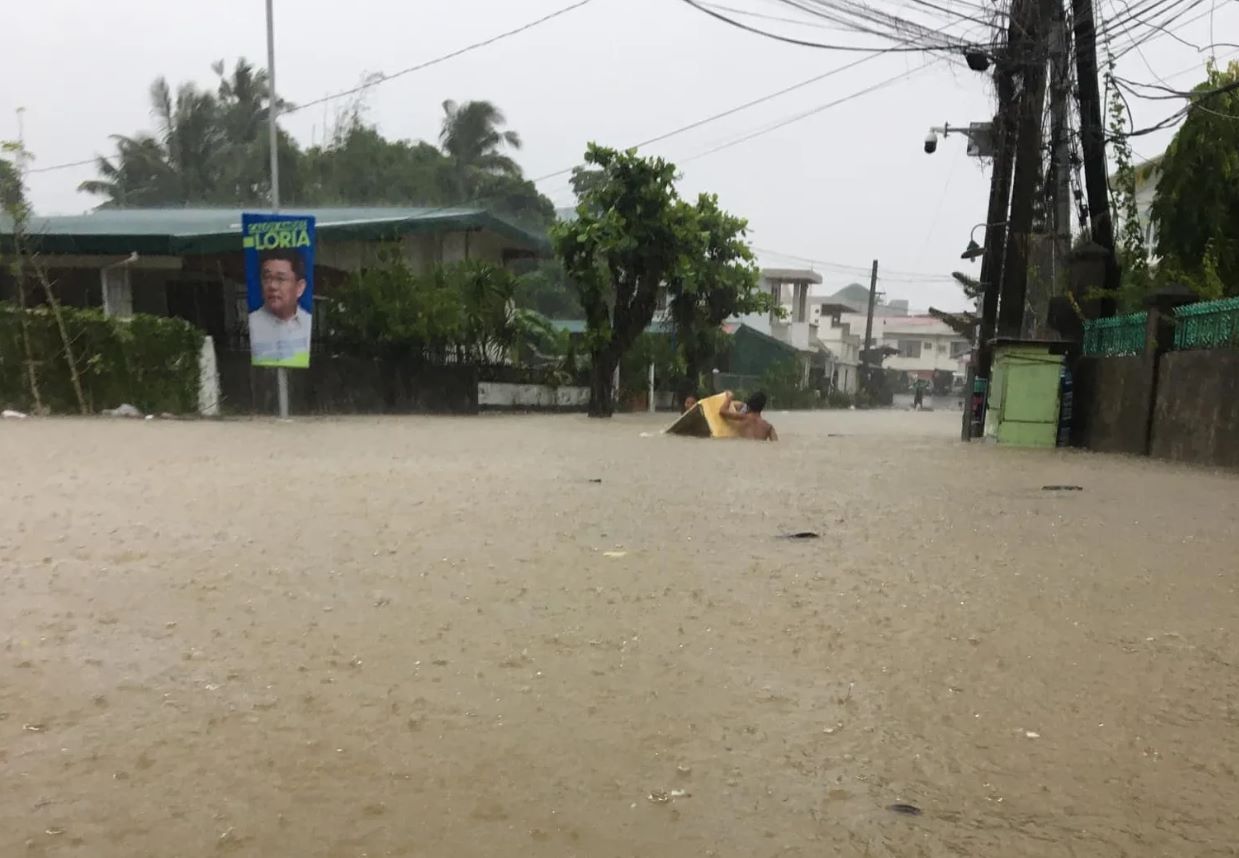 Lu lut nhan chim nhieu con duong o thanh pho Legazpi, Bicol. Anh: Bicol Movement for Disaster Response