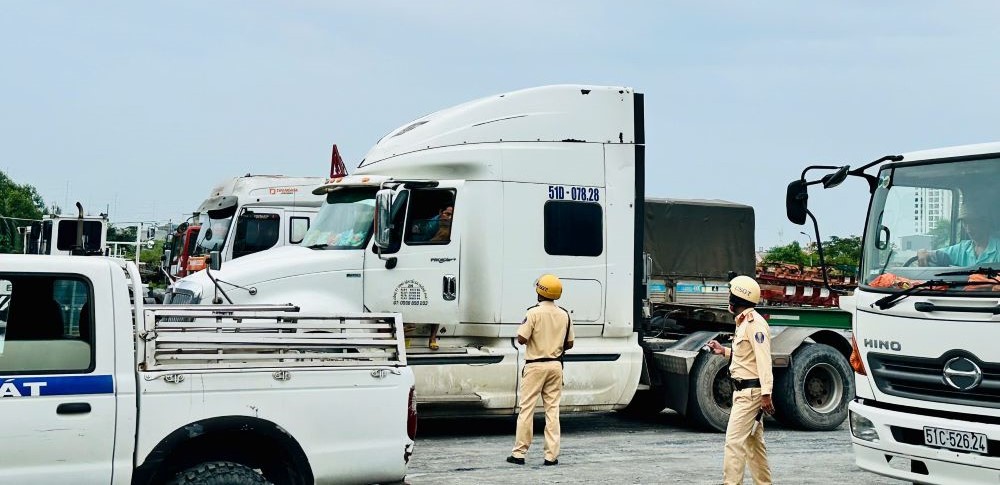 Dozens of drivers were tested for alcohol and drug levels by the Traffic Police Department of Thu Duc City, Ho Chi Minh City. Photo: Minh Tam