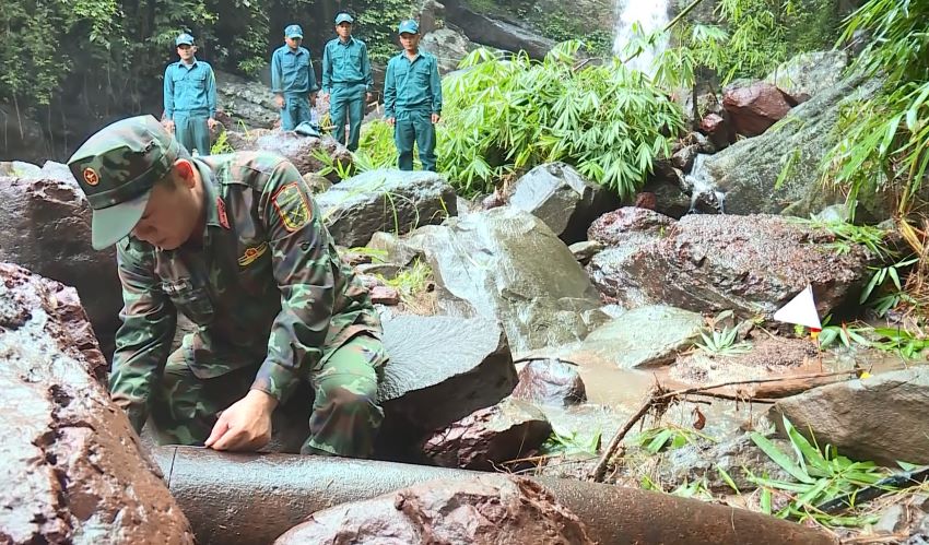 Magnetic bomb discovered by the stream. Photo: Xuan Dien.