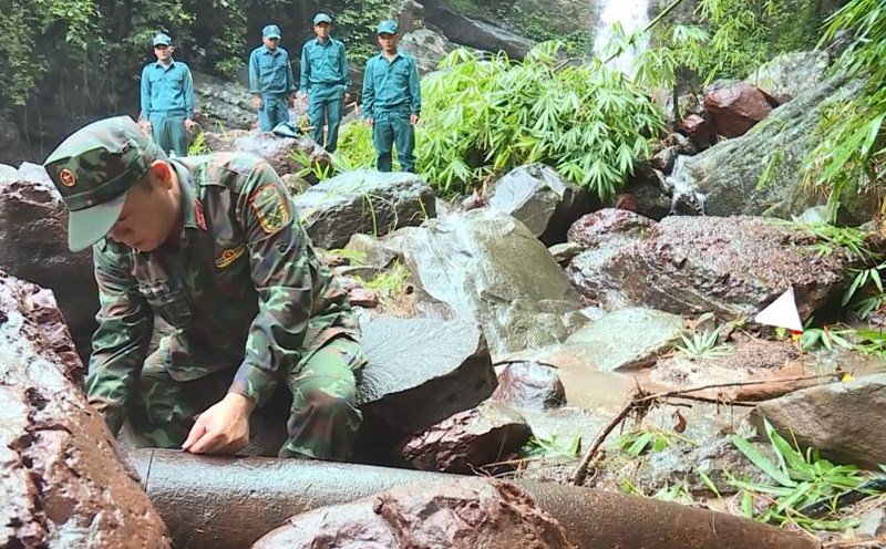 Magnetic bomb discovered by the stream. Photo: Xuan Dien.