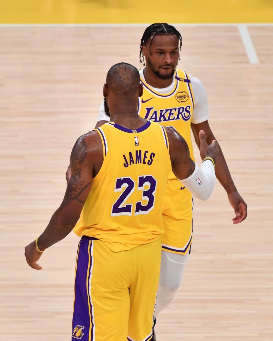 Bronny roi san sau gan 3 phut thi dau. Anh: LA Lakers