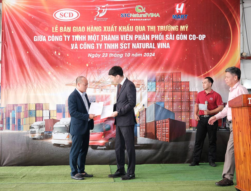 SCD Company leaders and partners' representatives presented certificates of export to the US market. Photo: Saigon Co.op
