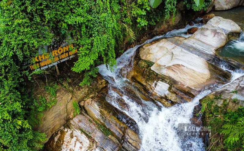 Khe Rong Waterfall is located in An Binh commune, Van Yen district, Yen Bai province. Photo: Tran Bui