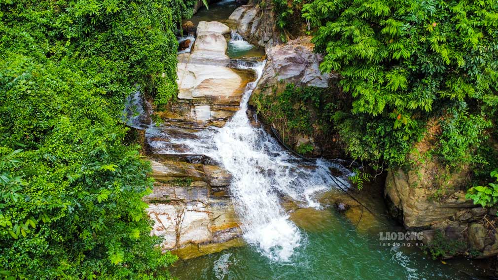 Chen giữa màu xanh của những cánh rừng tự nhiên và rừng quế là dòng thác lớn nhiều tầng cùng các điểm thác nhỏ được hình thành tự nhiên xen cạnh những phiến đá dọc theo dòng suối trong mát. 