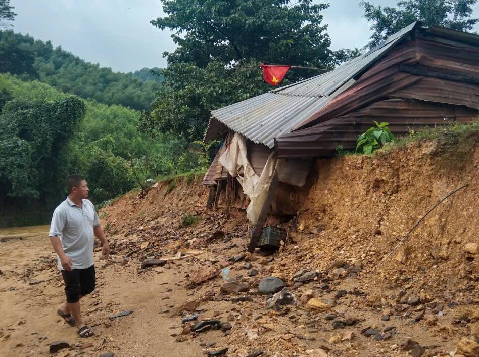 Continuous heavy rain caused landslides in Tan Ly village, Lam Thuy commune. Photo: H. Da