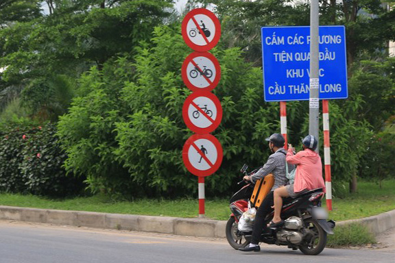 Lo ngại tình trạng "mù" biển cấm đặt ở đầu cầu Thăng Long