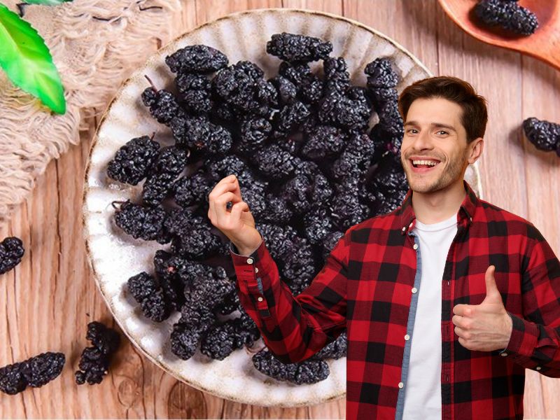 Dried mulberries help men prolong their lives. Graphics: Ha May