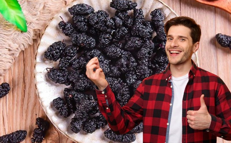 Dried mulberries help men prolong their lives. Graphics: Ha May