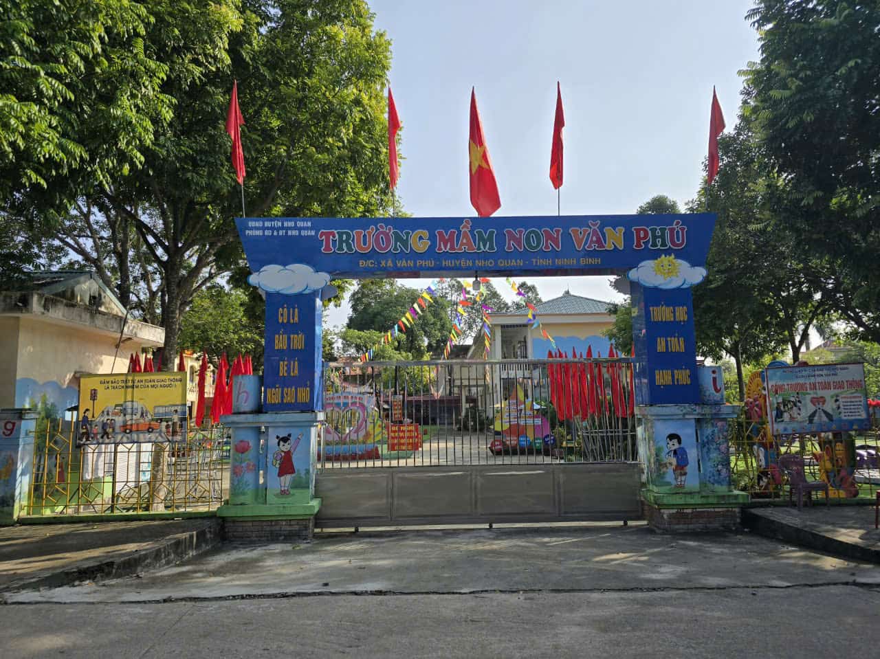 Sau 2 ngày cho con nghỉ học, ngày 23.10, tất cả các phụ huynh tại trường Mầm non Văn Phú đã cho con đi học trở lại. Ảnh: Nguyễn Trường