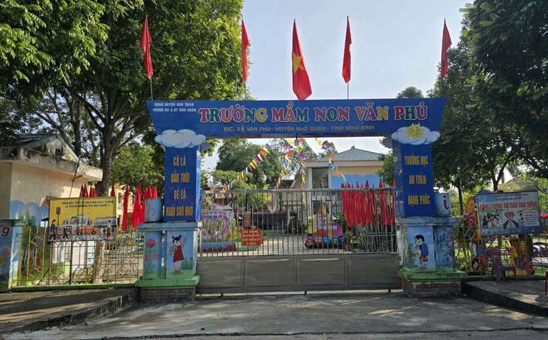 Sau 2 ngày cho con nghỉ học, ngày 23.10, tất cả các phụ huynh tại trường Mầm non Văn Phú đã cho con đi học trở lại. Ảnh: Nguyễn Trường