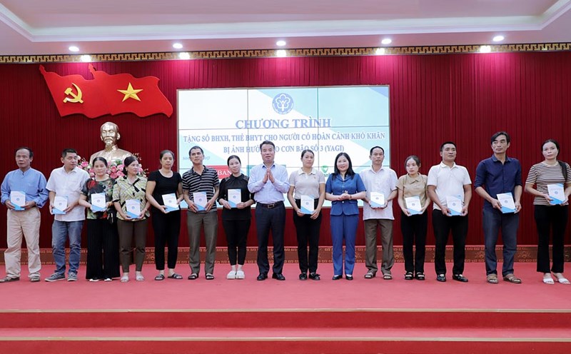 General Director of Vietnam Social Security Nguyen The Manh presents social insurance books and health insurance cards to people in Yen Binh district, Yen Bai province. Photo: Vietnam Social Security