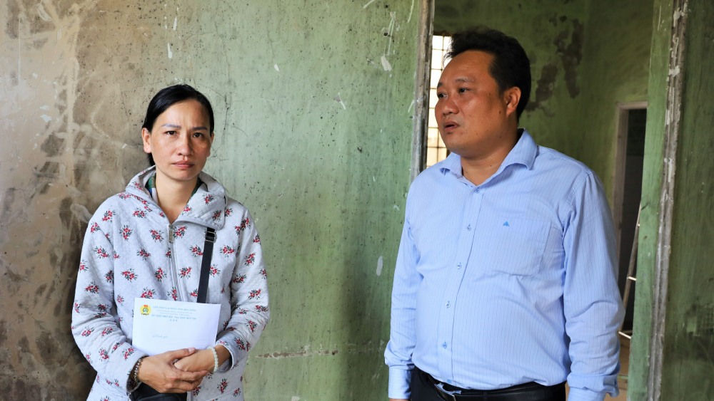 The Standing Vice President of the Kien Giang Provincial Federation of Labor visited and encouraged union member Ha whose house unfortunately caught fire. Photo: My Linh