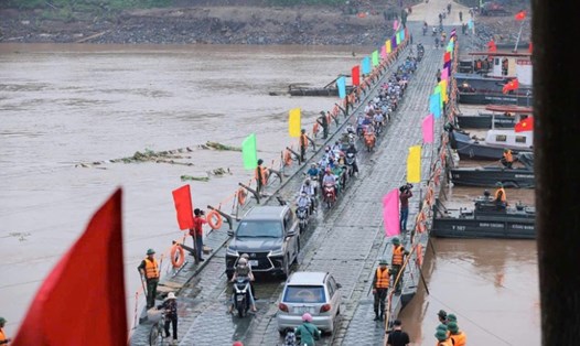 Cầu phao Phong Châu được sử dụng để tạm thay thế cho cầu Phong Châu bị sập. Ảnh: VGP