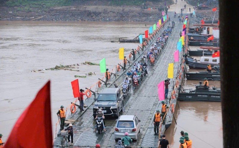 Phong Chau pontoon bridge is used to temporarily replace the collapsed Phong Chau bridge. Photo: VGP