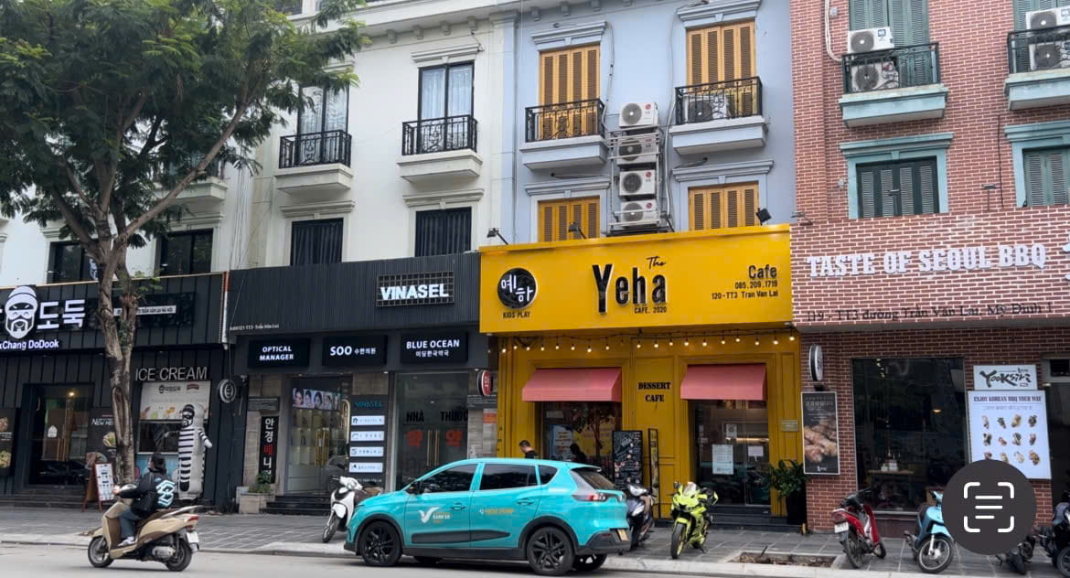 Nhiều biển hiệu quảng cáo dùng tiếng nước ngoài ở Hà Nội. Ảnh: Hải Ly