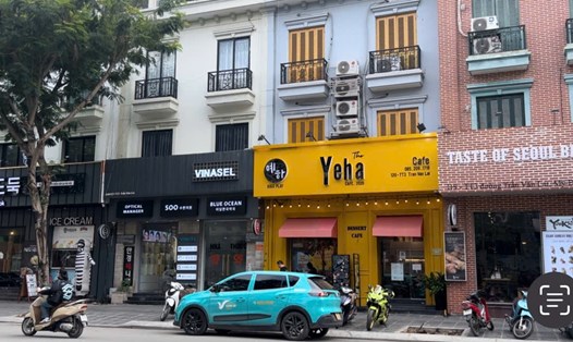 Nhiều biển hiệu quảng cáo dùng tiếng nước ngoài ở Hà Nội. Ảnh: Hải Ly