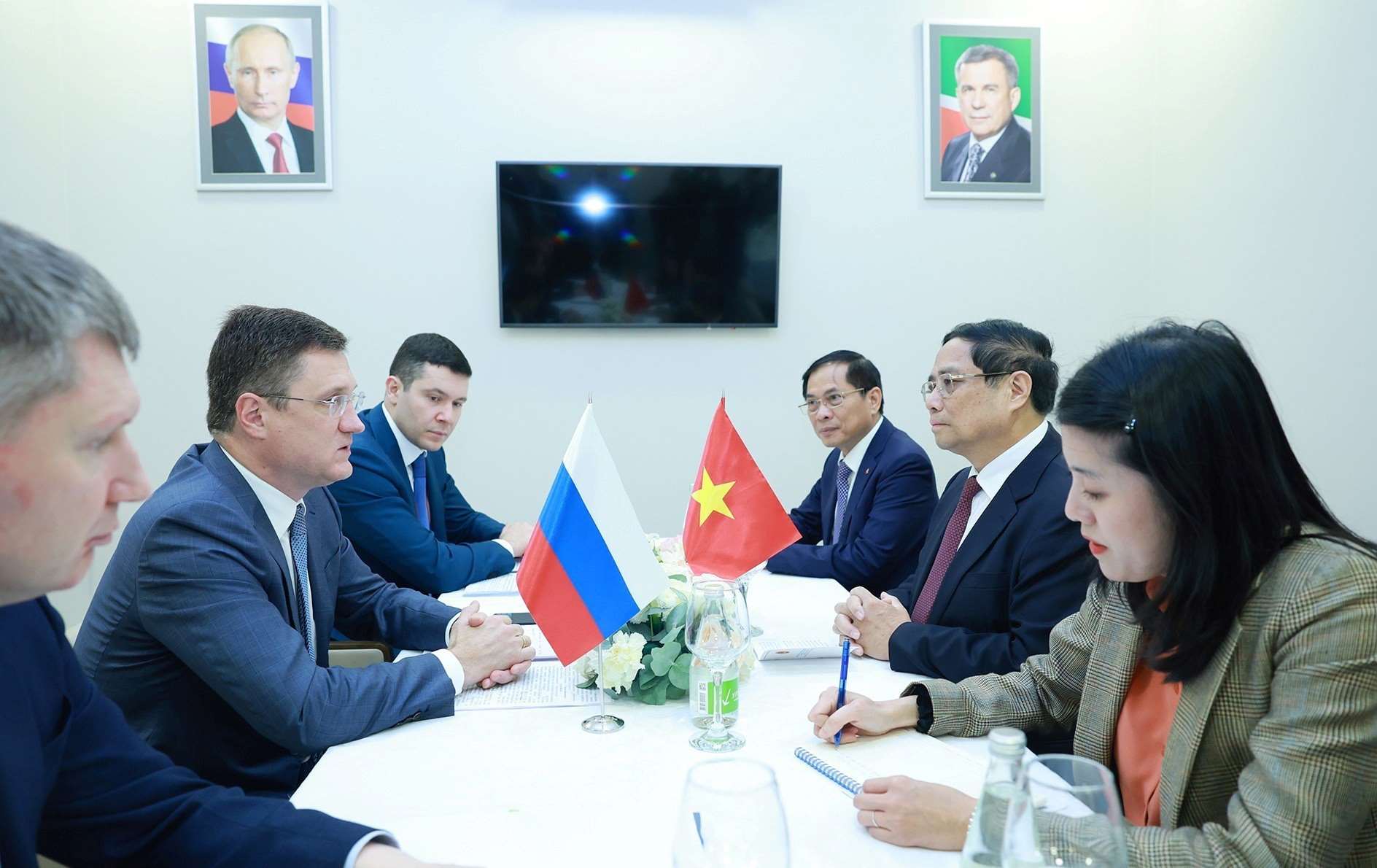 Prime Minister Pham Minh Chinh receives Russian Deputy Prime Minister Alexander Novak. Photo: VNA