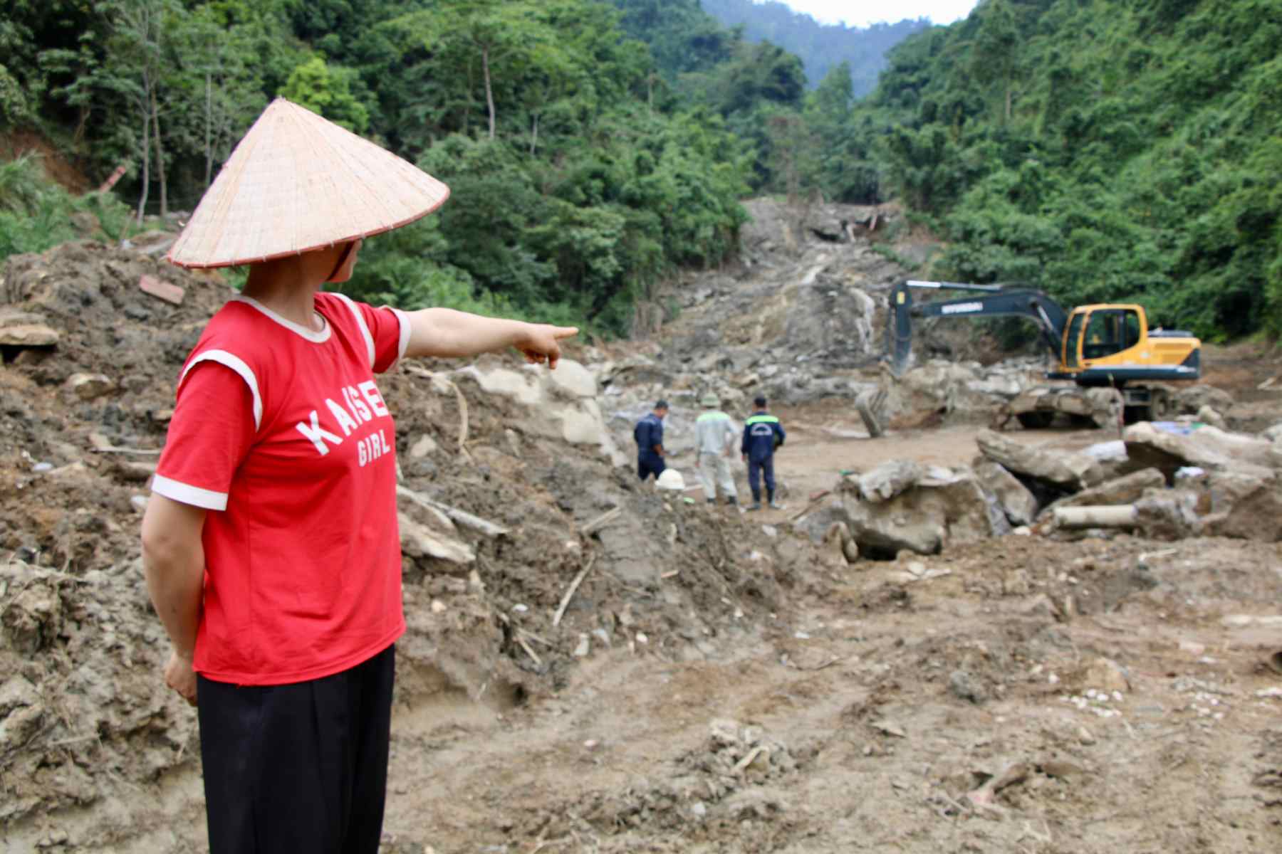 Nguoi dan thon Ban Nhuong, xa Ban Thi lo lang truoc nguy co o nhiem va mat di sinh ke. Anh: Ngoc Minh