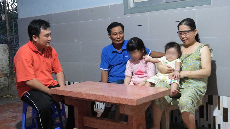 The encouragement and support of the union and other union members and workers in the company helped Mr. Hieu overcome difficulties. Photo: Phong Linh