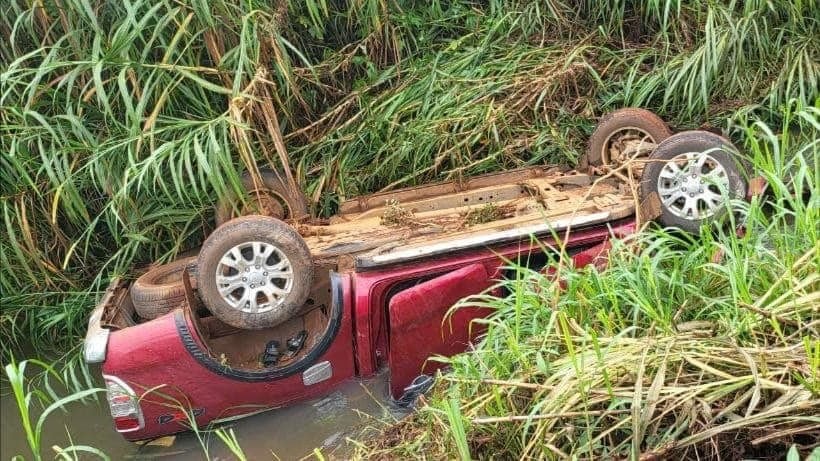 Xe ô tô bán tải bị rơi xuống mương, khiến 3 người tử vong. Ảnh: Người dân cung cấp