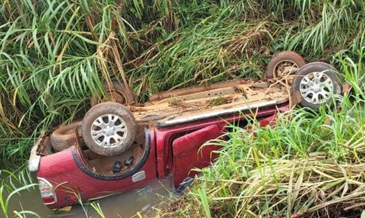 Xe ô tô bán tải bị rơi xuống mương, khiến 3 người tử vong. Ảnh: Người dân cung cấp