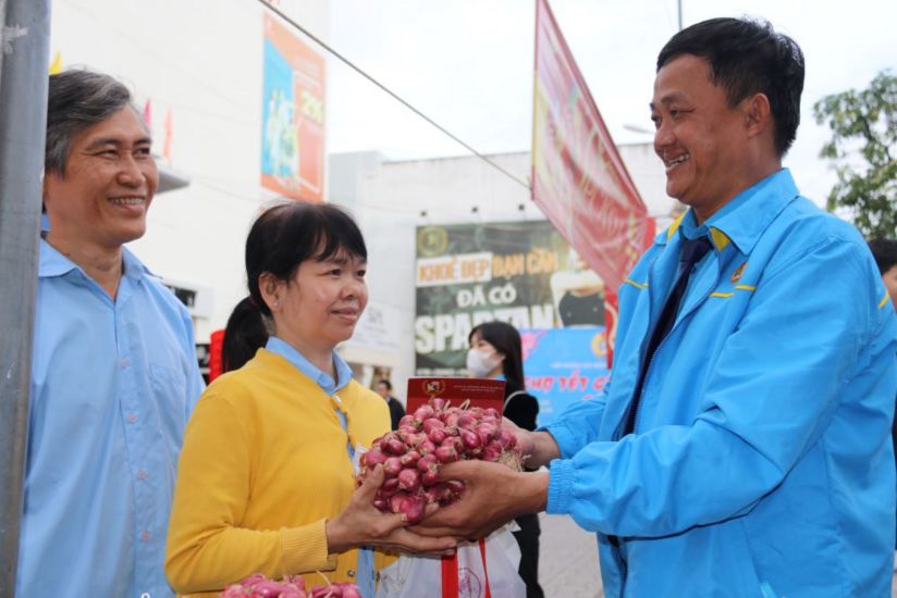 Khanh Hoa Union members buy preferential products under the union member welfare program. Photo: Phuong Linh