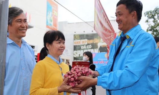 Đoàn viên Công đoàn Khánh Hòa mua hàng ưu đãi theo chương trình phúc lợi đoàn viên. Ảnh: Phương Linh