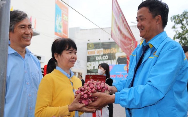Khanh Hoa Union members buy preferential products under the union member welfare program. Photo: Phuong Linh