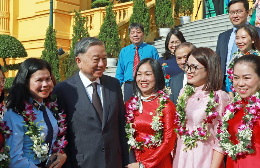 Tổng Bí thư Tô Lâm gặp mặt các đại biểu được tôn vinh trong phong trào thi đua “tham mưu giỏi, phục vụ tốt” giai đoạn 2019-2024. Ảnh: Tô Thế