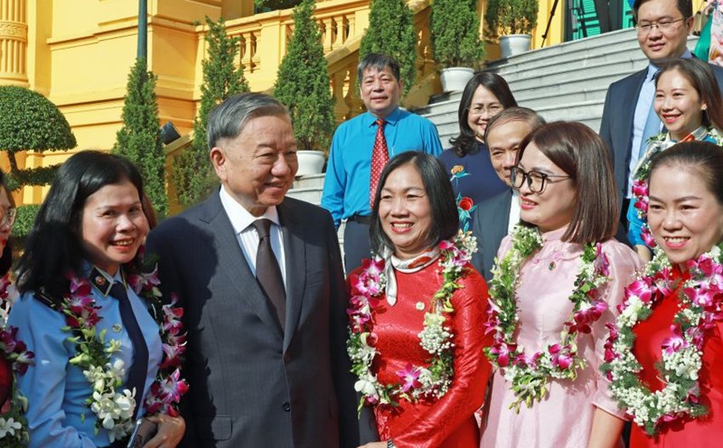Tổng Bí thư Tô Lâm gặp mặt các đại biểu được tôn vinh trong phong trào thi đua “tham mưu giỏi, phục vụ tốt” giai đoạn 2019-2024. Ảnh: Tô Thế