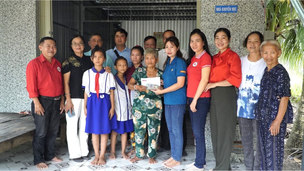 Giving donations from the Bonobos charity group (Hanoi) to Mrs. Tran Thi Tu. Photo: Xuan Nhi