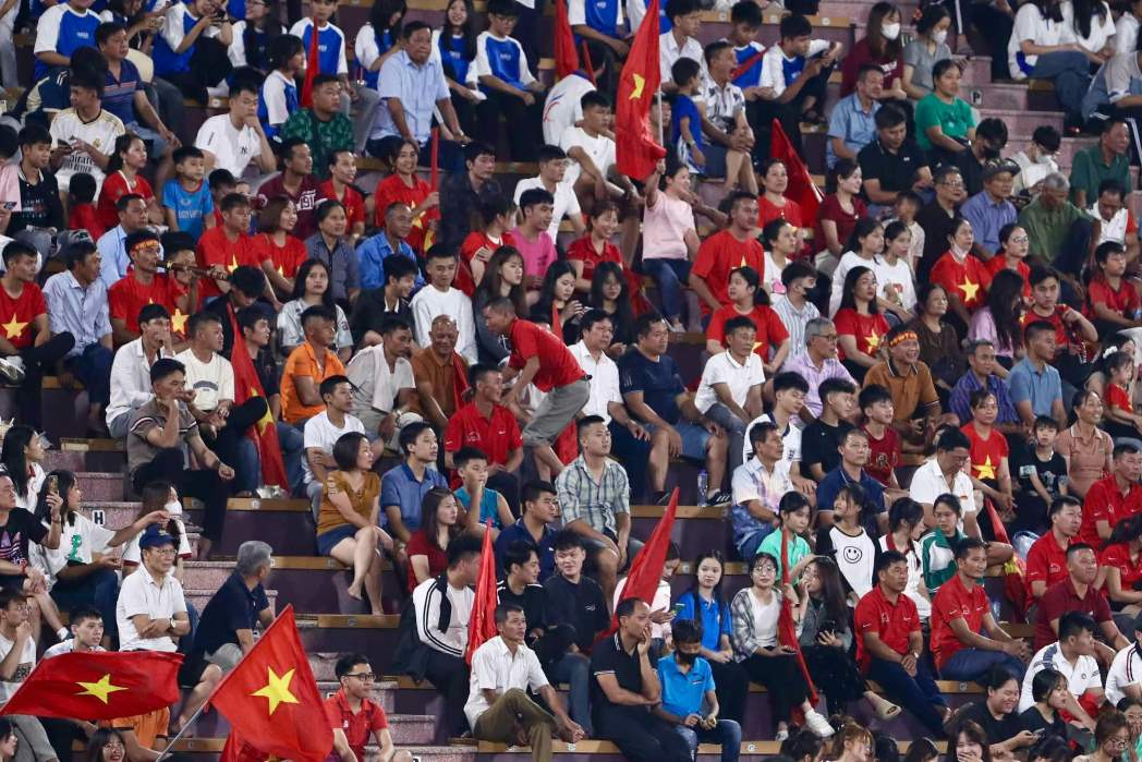 Fans come to the stadium to cheer for U17 Vietnam. Photo: Minh Duong