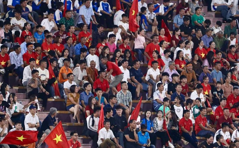 Fans come to the stadium to cheer for U17 Vietnam. Photo: Minh Duong