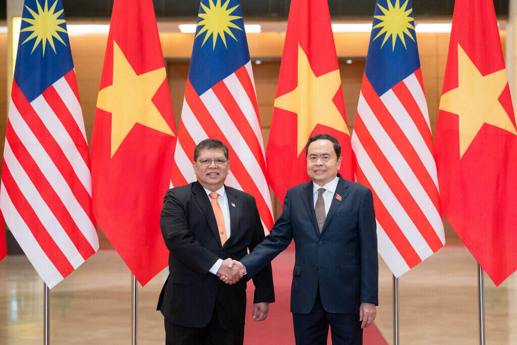 National Assembly Chairman Tran Thanh Man and Speaker of the Malaysian House of Representatives Tan Sri Dato' Johari Bin Abdul. Photo: Quochoi.vn