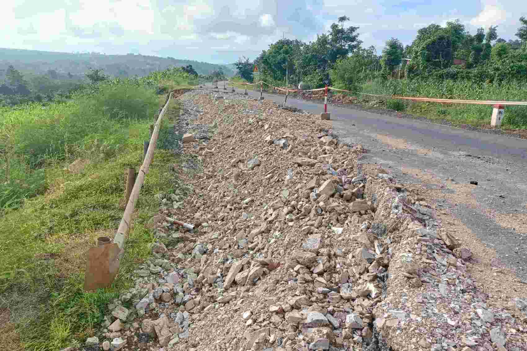Authorities handle landslides on the Ho Chi Minh Highway bypass section through Ea H'Leo district. Photo: Pham Quang
