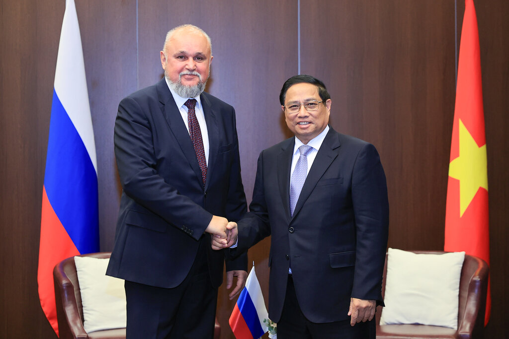 Prime Minister Pham Minh Chinh receives Russian Energy Minister Sergey Tsiviliev. Photo: VGP