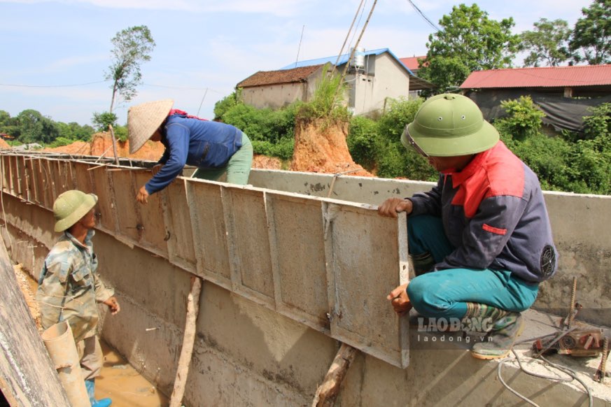 Nhan luc, phuong tien huy dong toi cong truong chay dua voi tien do. Anh: Viet Bac.