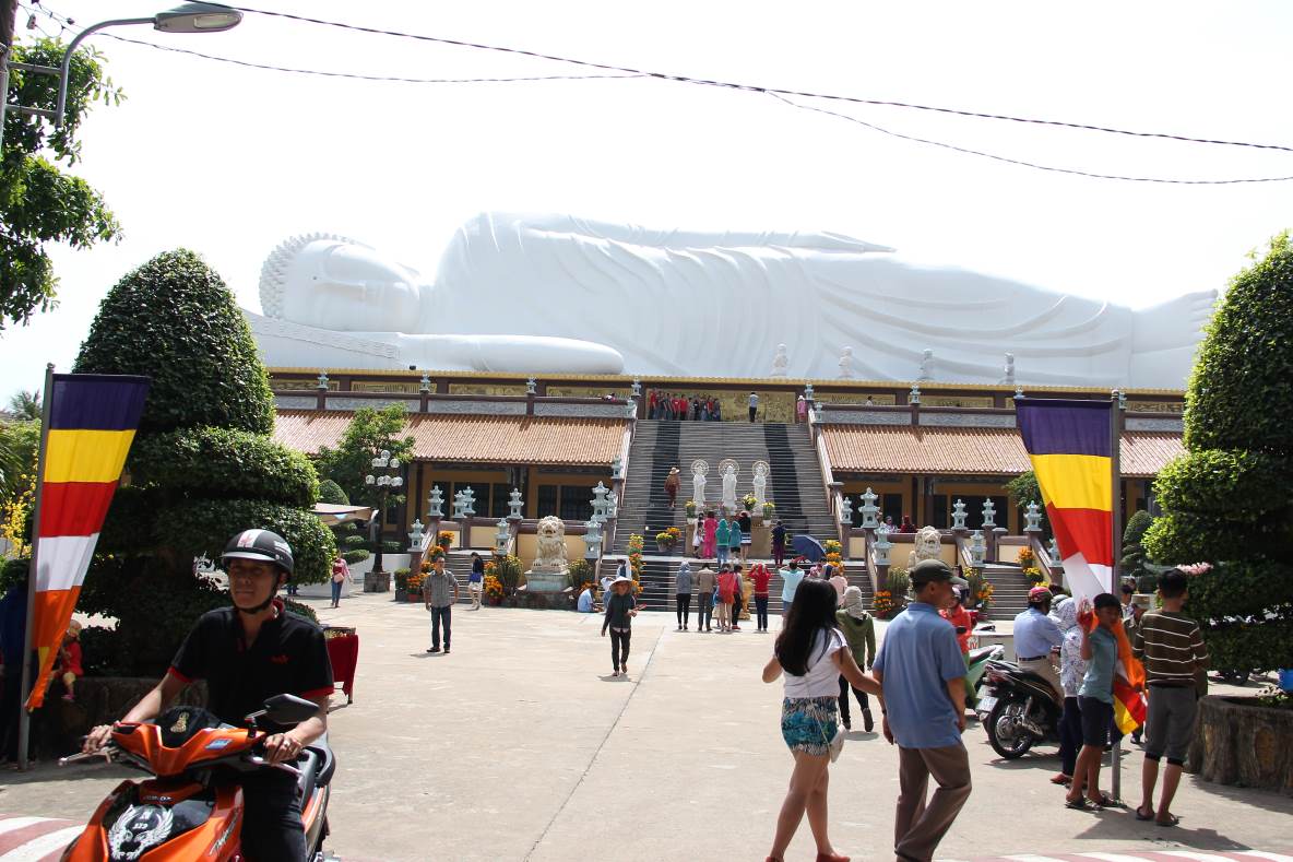 Nguoi dan tham quan tuong phat nam o chua Hoi Khanh o Binh Duong. Anh: Dinh Trong