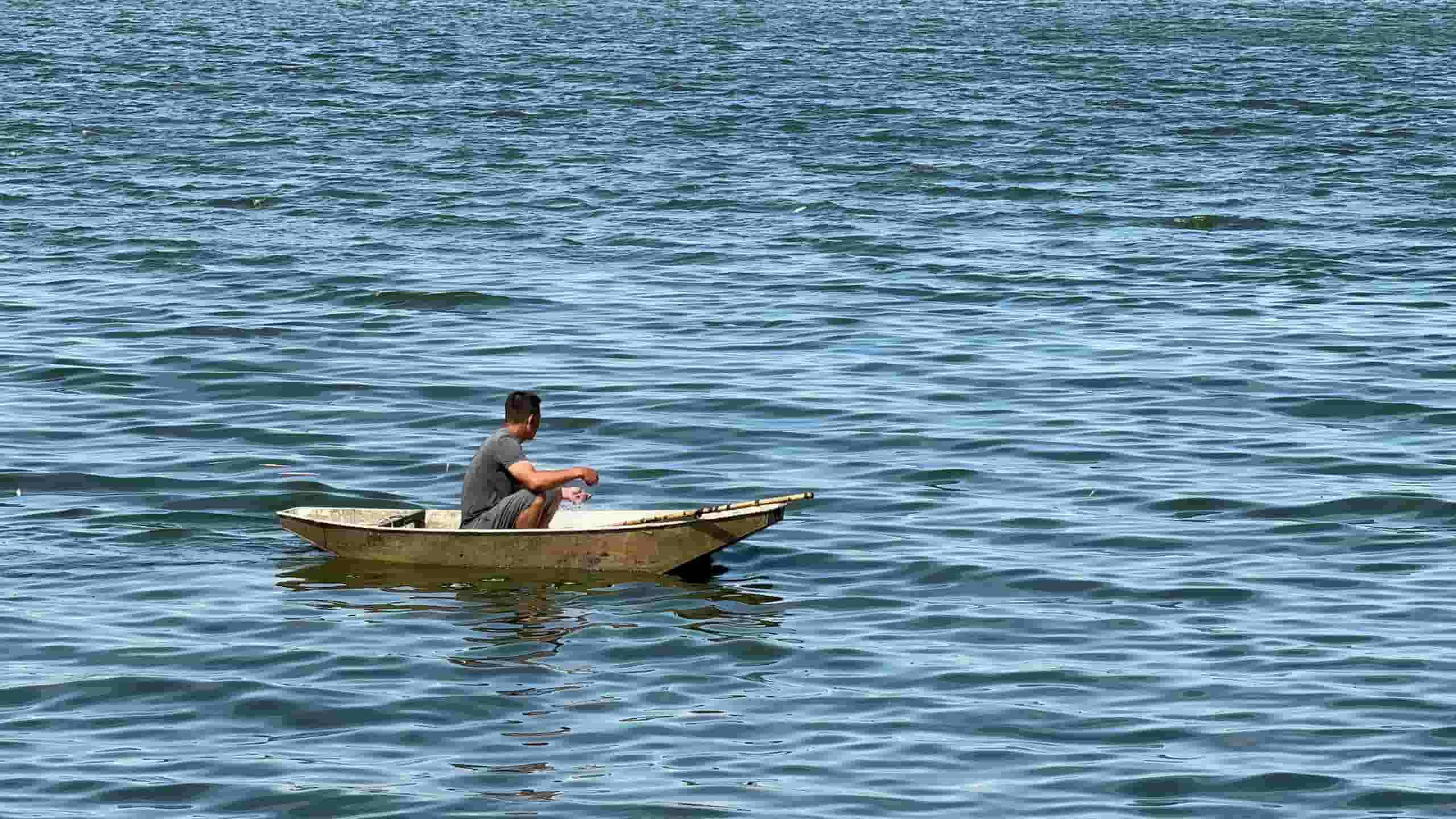 Calmly bring boats to fish illegally in West Lake