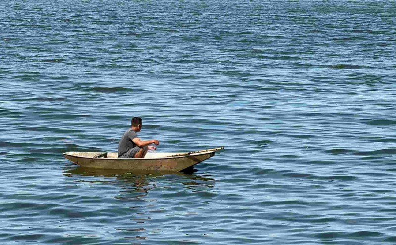 Calmly bring boats to fish illegally in West Lake