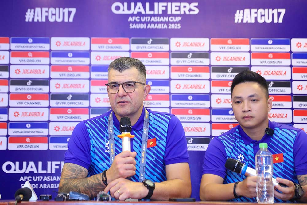Coach Cristiano Roland of Vietnam U17 attended a press conference after the match with Kyrgyzstan U17 on the evening of October 23. Photo: Minh Dan