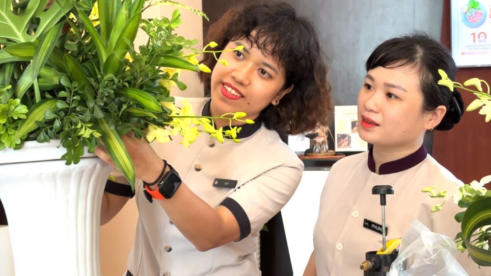 Deaf-mute girl has been arranging flowers for a hotel in Da Nang for 7 years. Photo: Tran Thi