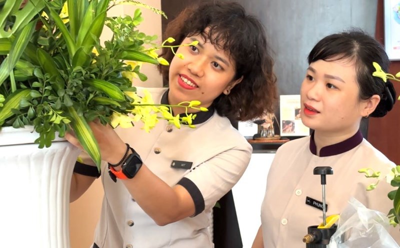 Deaf-mute girl has been arranging flowers for a hotel in Da Nang for 7 years. Photo: Tran Thi