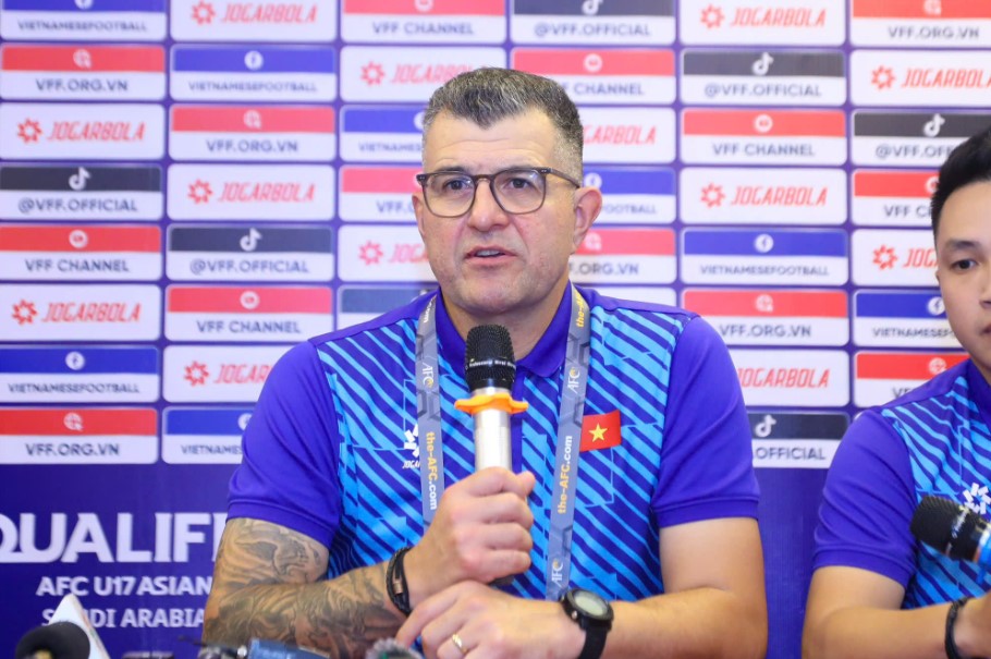 Coach Cristiano Roland of Vietnam U17. Photo: Minh Dan