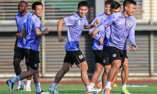 Hà Nội FC chưa định hình được bộ khung tốt nhất ở tuyến giữa. Ảnh: Minh Dân