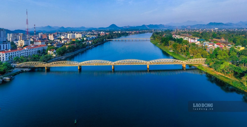 Hai không gian sinh thái cảnh quan gồm: không gian sinh thái đồi, núi phía Tây tỉnh Thừa Thiên Huế từ Bạch Mã đến Nam Đông, A Lưới, Phong Điền và không gian đầm phá Tam Giang - Cầu Hai kết hợp với vùng ven biển. Liên kết không gian ven biển và không gian đồi núi qua các hành lang cảnh quan chính của sông Hương, sông Bồ, sông Ô Lâu, hệ thống sông địa phương.